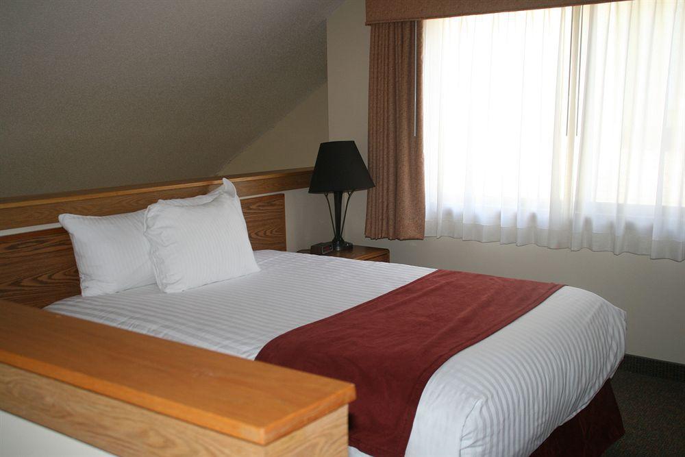 Sterling Hotel And Suites Clive Eksteriør bilde