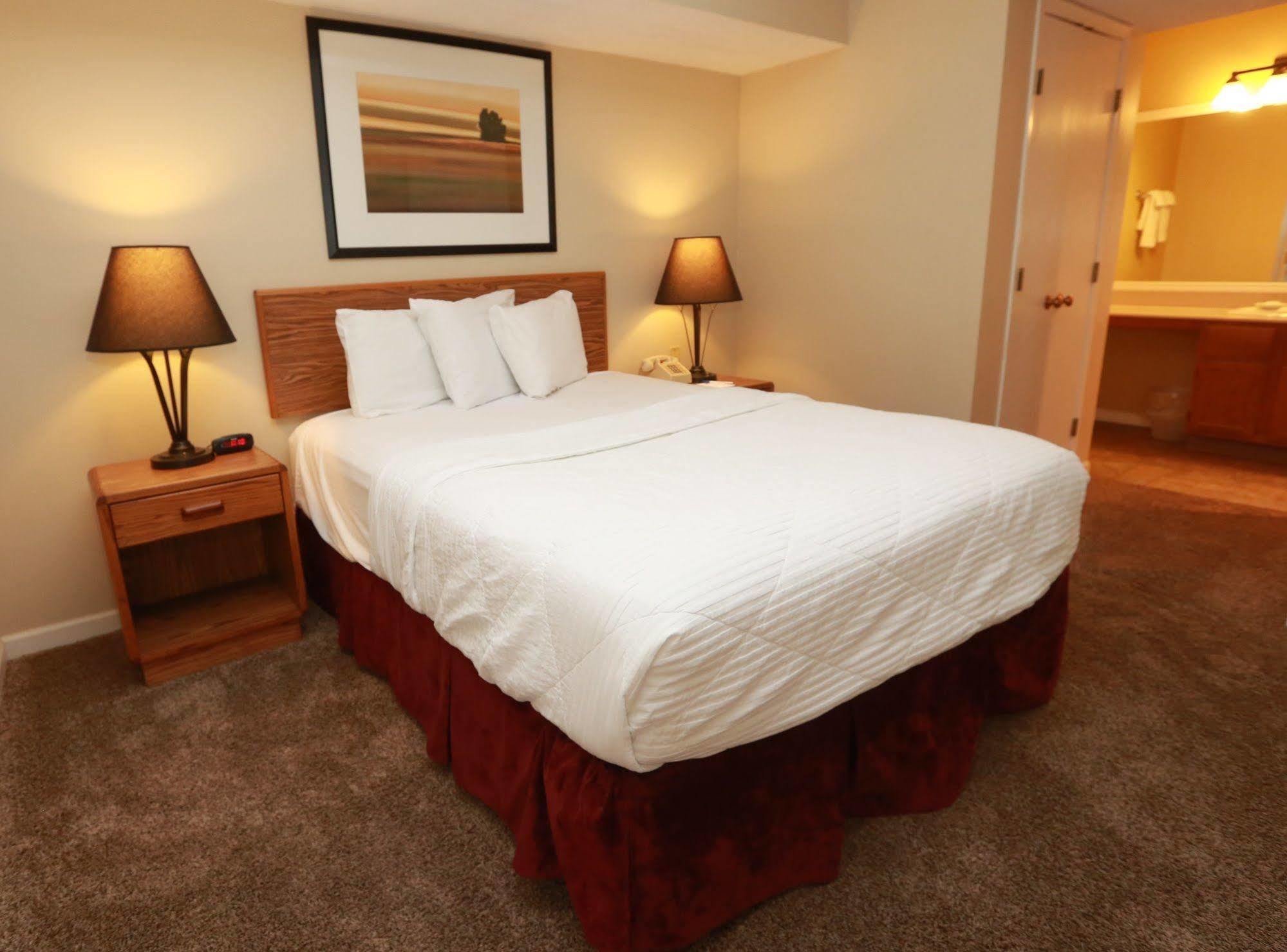Sterling Hotel And Suites Clive Eksteriør bilde
