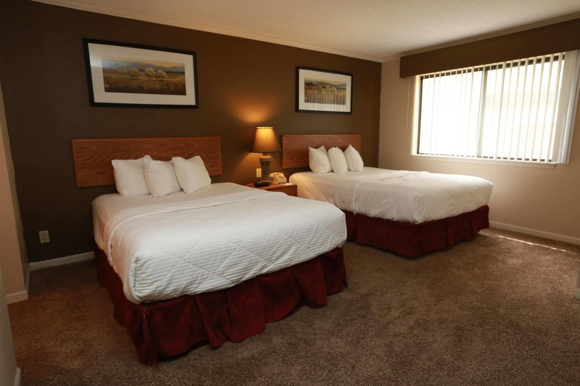 Sterling Hotel And Suites Clive Eksteriør bilde