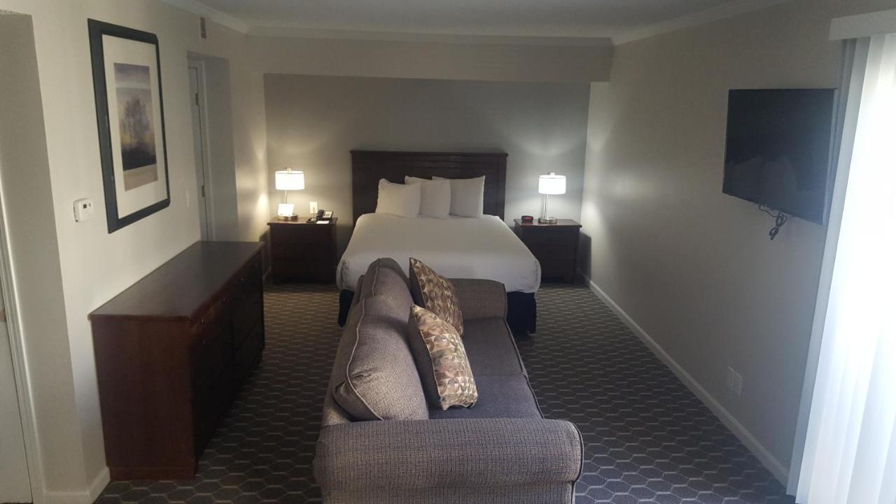 Sterling Hotel And Suites Clive Eksteriør bilde