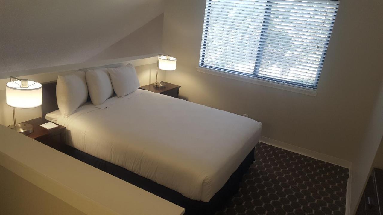 Sterling Hotel And Suites Clive Eksteriør bilde