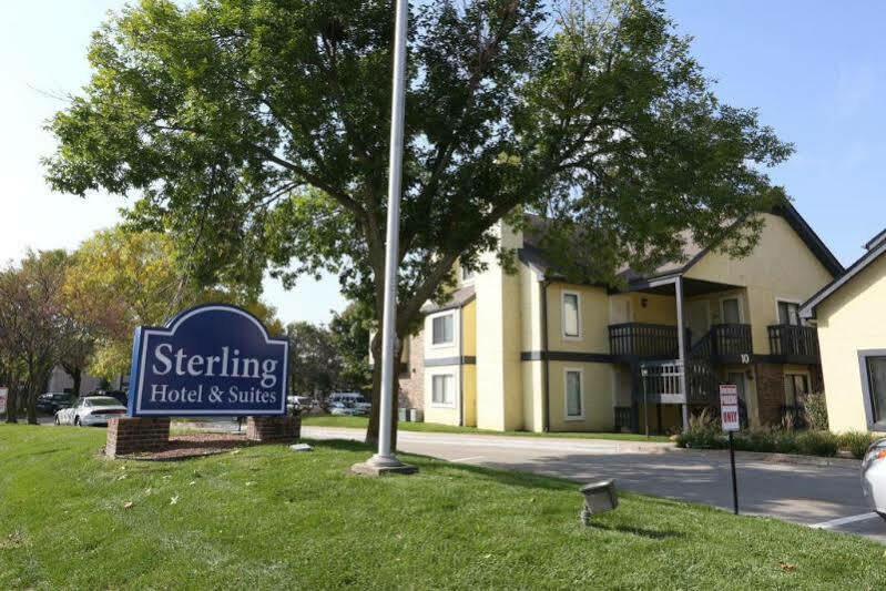 Sterling Hotel And Suites Clive Eksteriør bilde