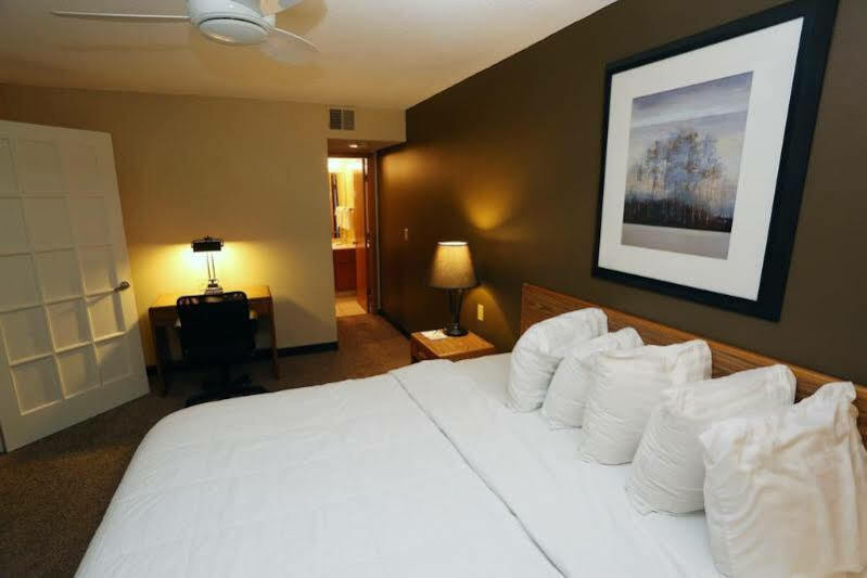 Sterling Hotel And Suites Clive Eksteriør bilde